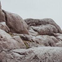 Kallioiset askelmat utuisen vaaleantaivaan sinistä taustaa vasten