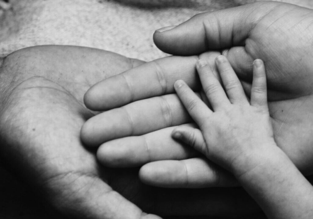 kädet sukupolvien ketjussa